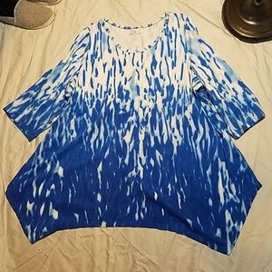 Women within 22/24 blue white boho tie dye tunic.